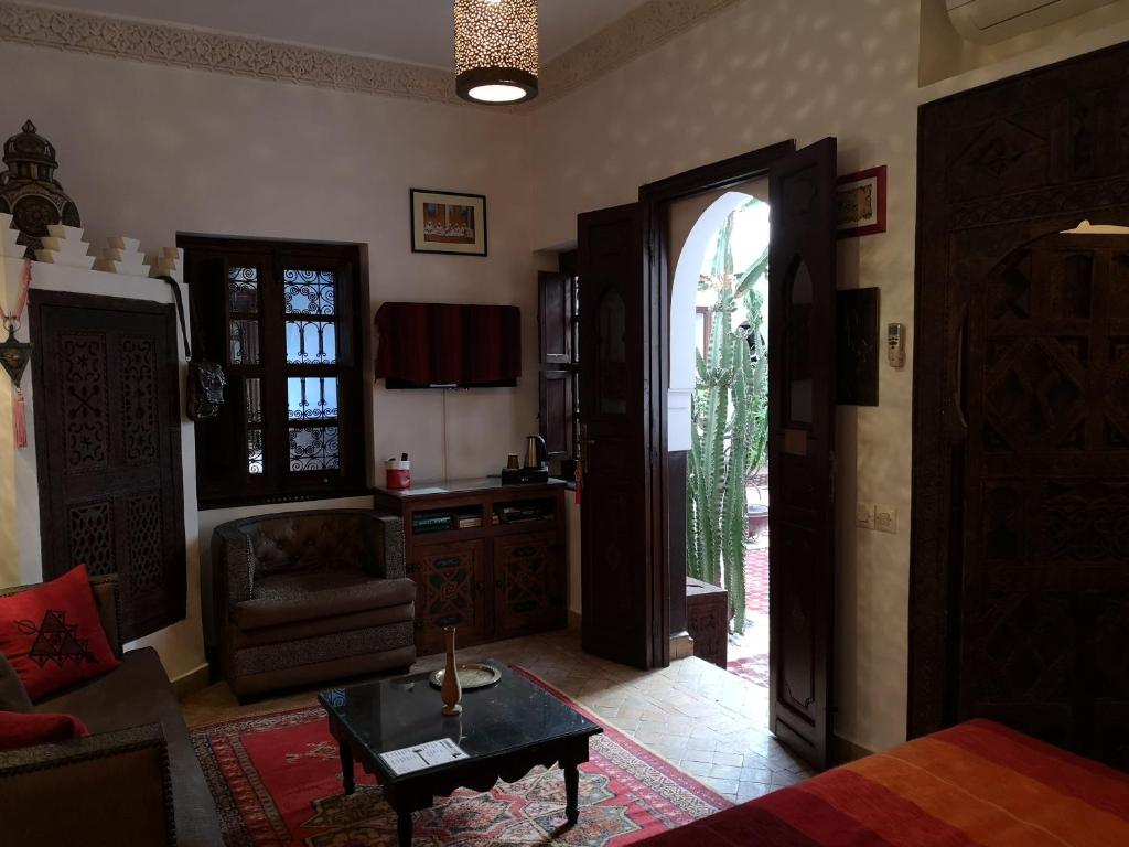 un salon avec un canapé et une table dans l'établissement Riad Charme d'Orient Adults Only, à Marrakech