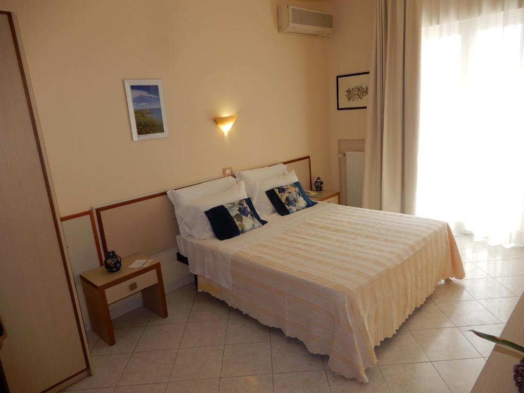 une chambre avec un lit et une grande fenêtre dans l'établissement Hotel San Giorgio, à Vasto
