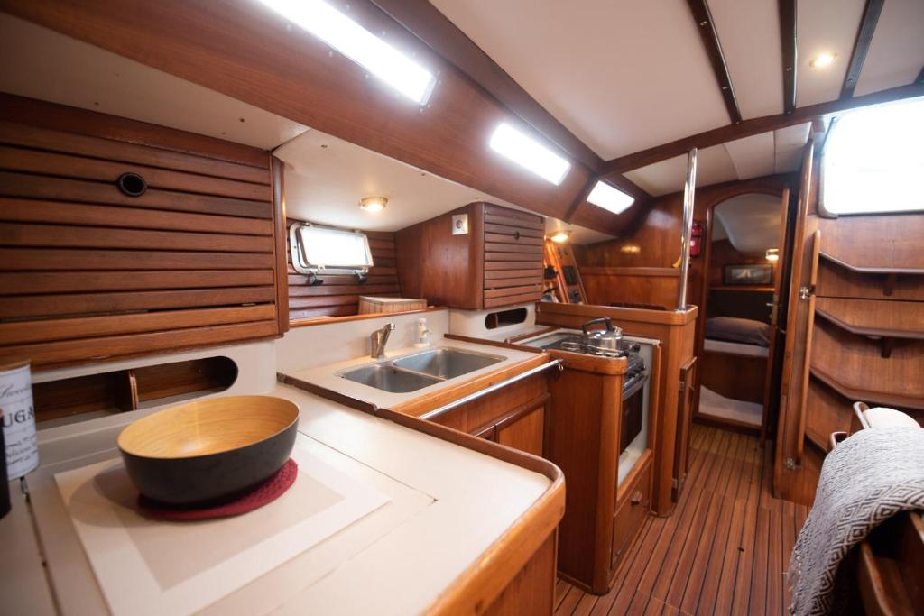Photo de la galerie de l'établissement NUIT SUR UN BATEAU, à La Rochelle