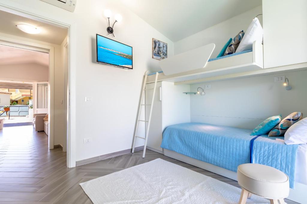 une chambre avec un lit superposé et une échelle dans l'établissement SUNSET BAY POOL VILLA SARDINIA with private heated pool, jacuzzi, counter-current swimming, à Valledoria