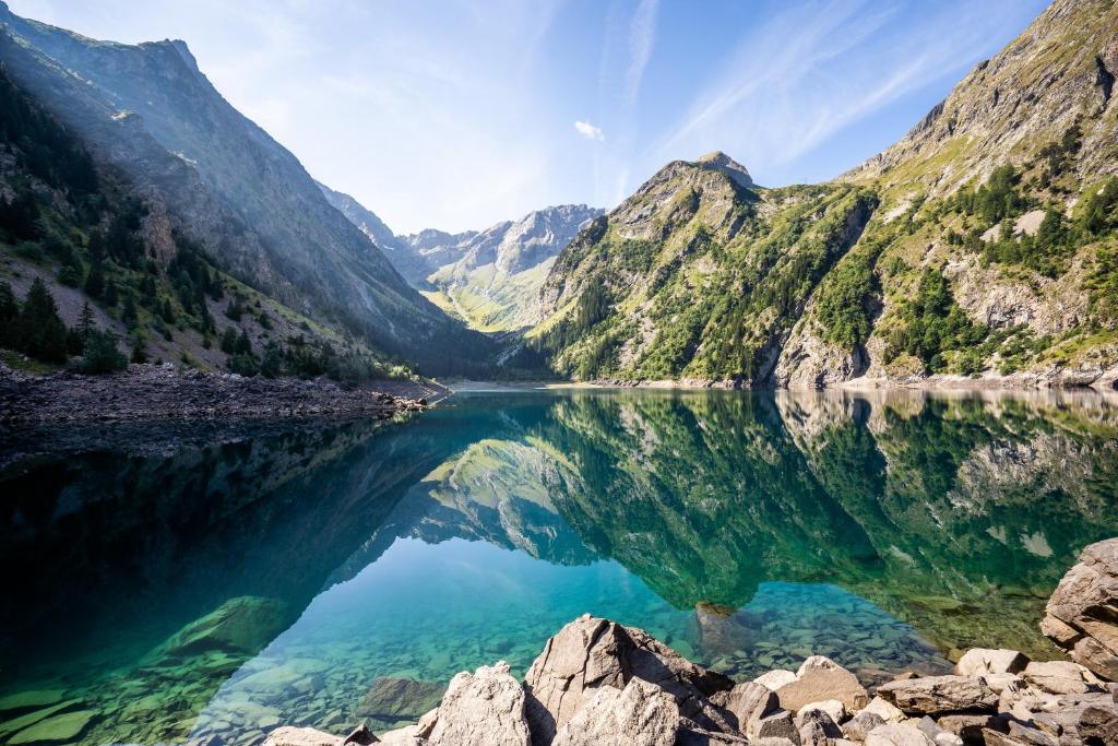 - une vue sur un lac de montagne dans une vallée dans l'établissement Le Paradis du Diable 6 pers 40m2 pied des pistes et du télésiège du diable, à Les Deux Alpes