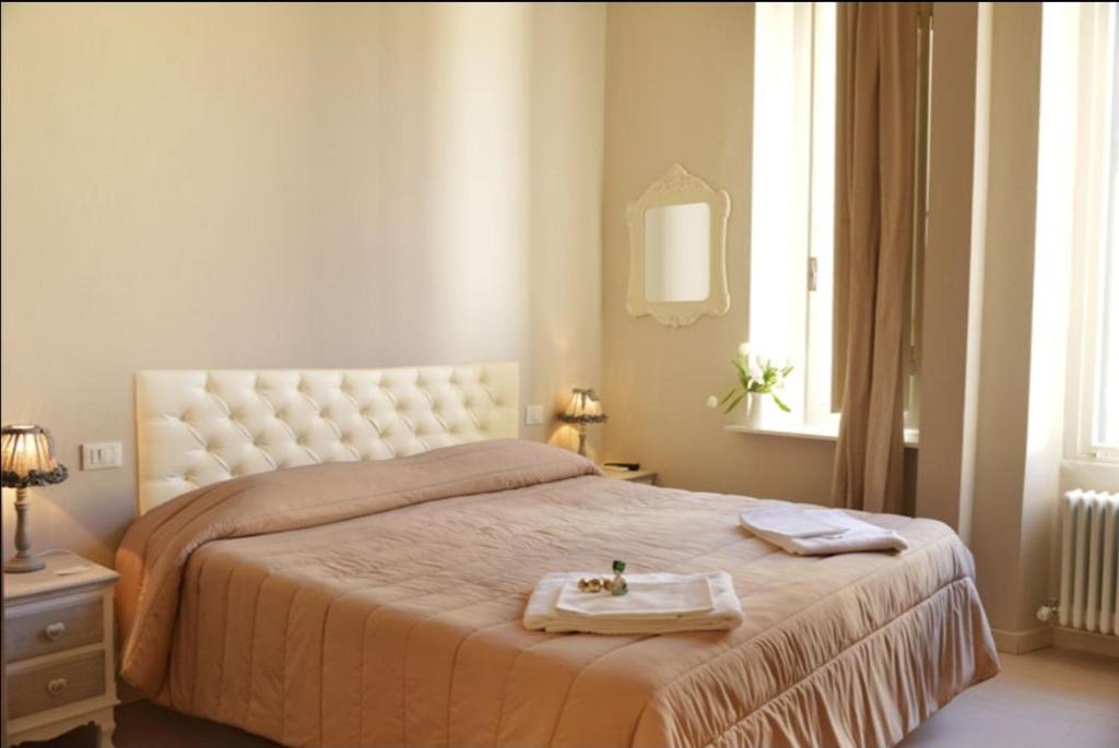 une chambre avec un lit avec deux serviettes dessus dans l'établissement hotel lisà, à Viareggio