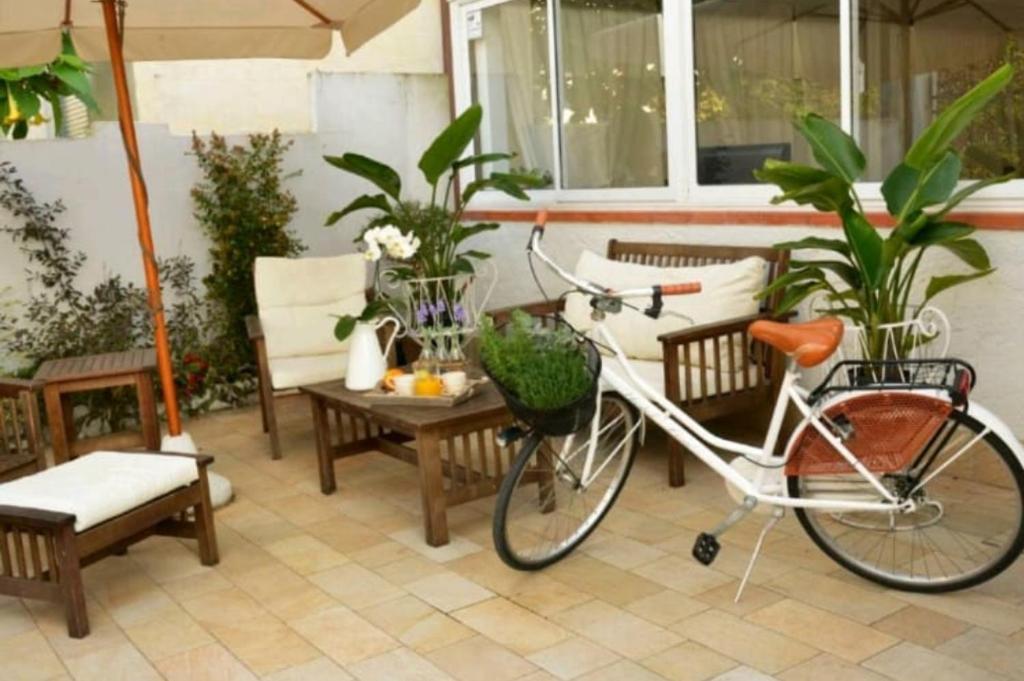 un vélo garé devant une terrasse dans l'établissement hotel lisà, à Viareggio