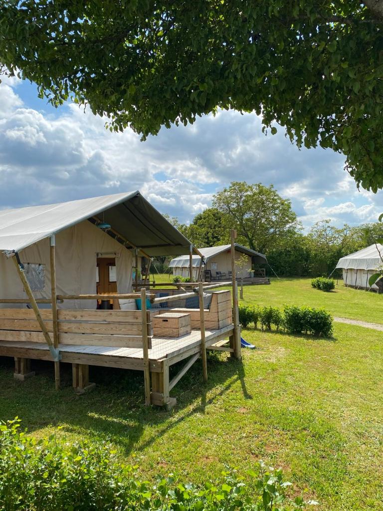 une grande tente dans un champ arboré dans l'établissement Glamping Place de la Famille, à Jayac