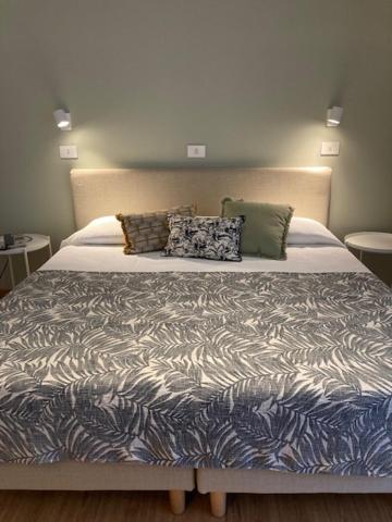 - une chambre avec un grand lit dans l'établissement International Hotel, à Cavallino-Treporti