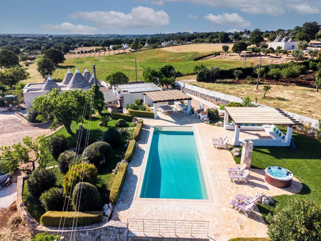 une vue aérienne d'une villa avec piscine dans l'établissement Trulli Margherita, à Martina Franca