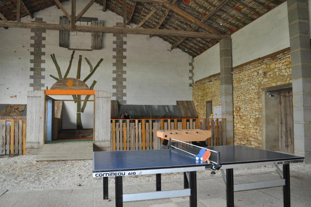 une table de ping-pong au milieu d'une pièce dans l'établissement Glamping Place de la Famille, à Jayac