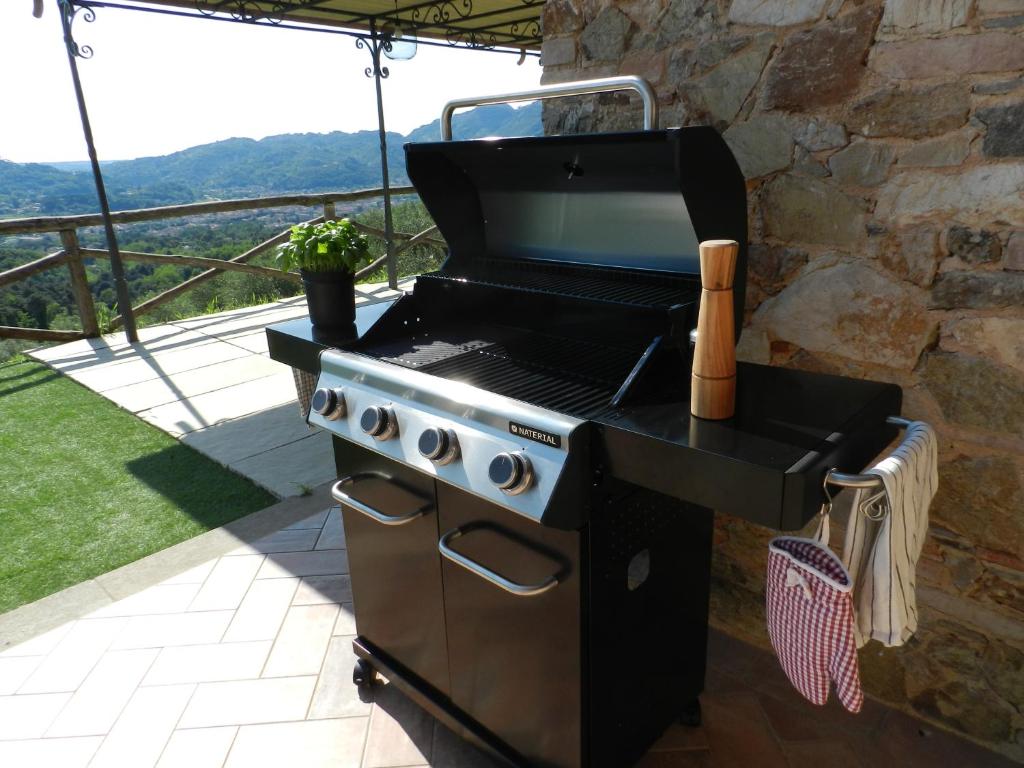 - un barbecue sur une terrasse avec vue dans l'établissement Villa "Il Grillo" Piscina privata, Panorama e privacy, à Camaiore