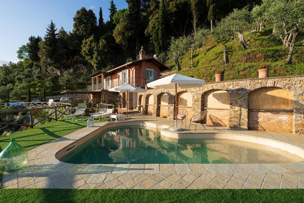une piscine devant une maison dans l'établissement Villa "Il Grillo" Piscina privata, Panorama e privacy, à Camaiore