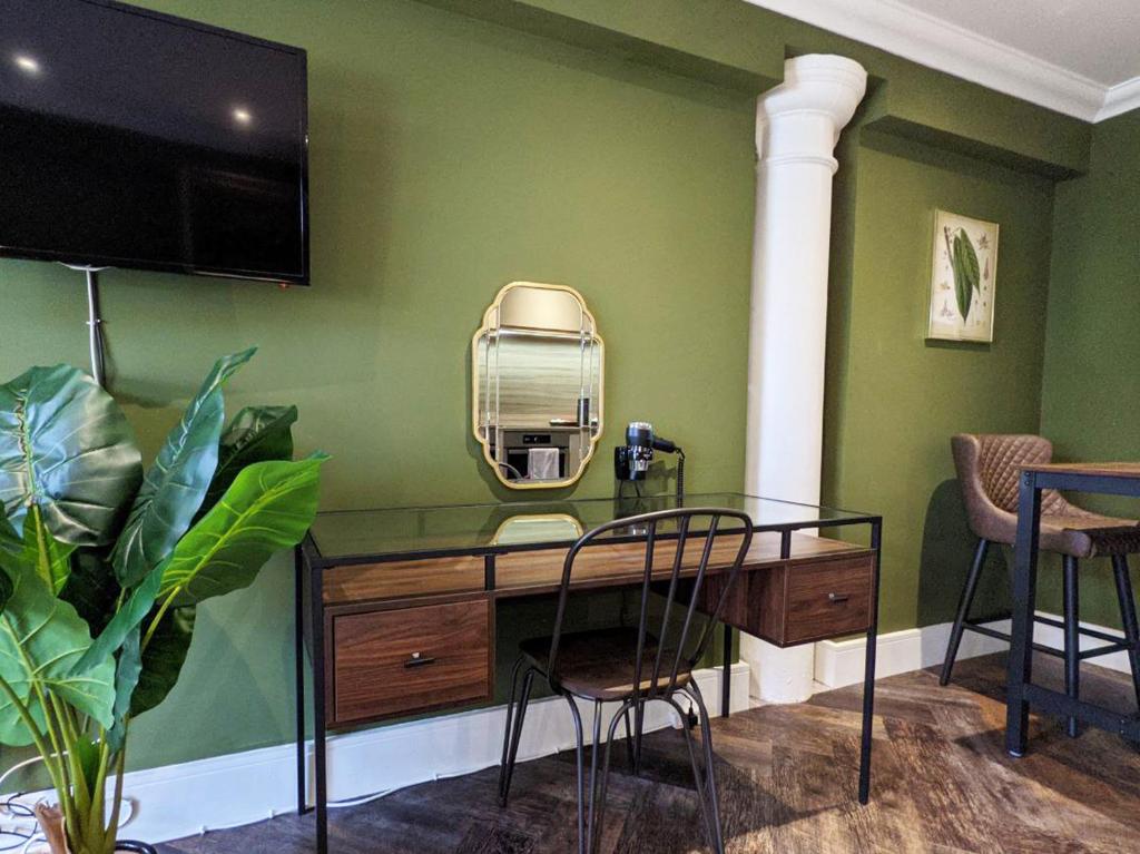 The Botanist's Hideout - Luxury Retreat with Parking 5
