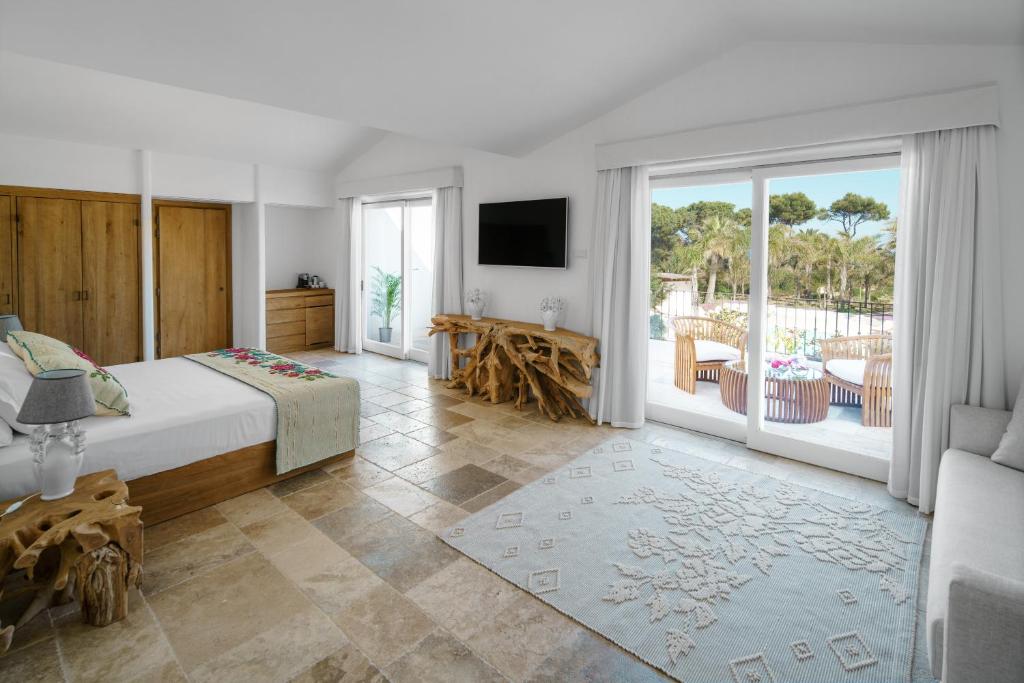 - une chambre avec un lit, une télévision et un balcon dans l'établissement Sant Efis Hotel, à Pula