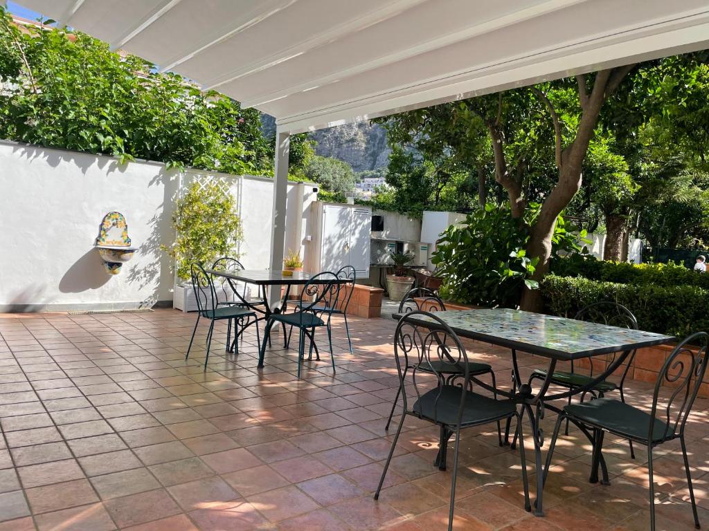 un patio avec une table et des chaises sur un patio dans l'établissement Villa Spring, à Meta