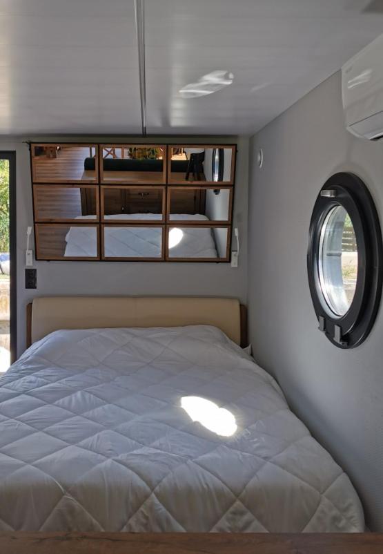 une chambre avec un lit et une fenêtre dans l'établissement Rêves d'Ô en Camargue, clim réversible, parc naturel, à Vauvert 19 autres photos