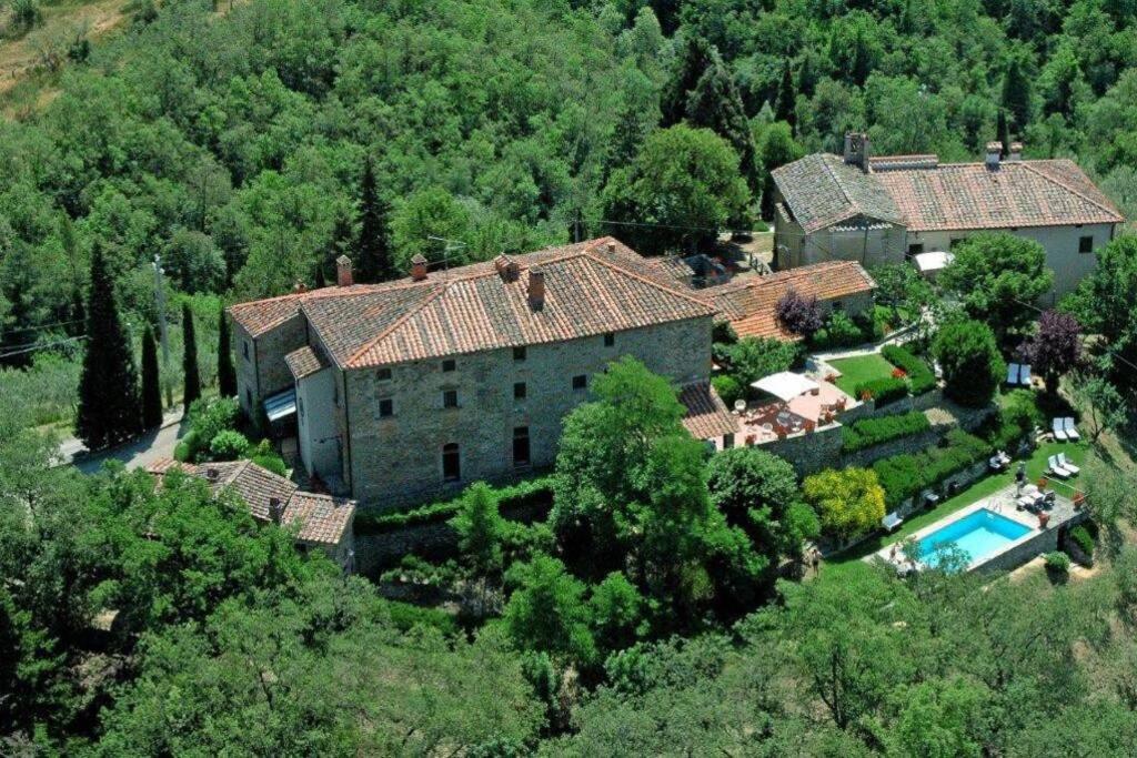 une vue aérienne d'une maison avec piscine dans l'établissement Borgo San Pietro in Polvano (Canonica), à Polvano
