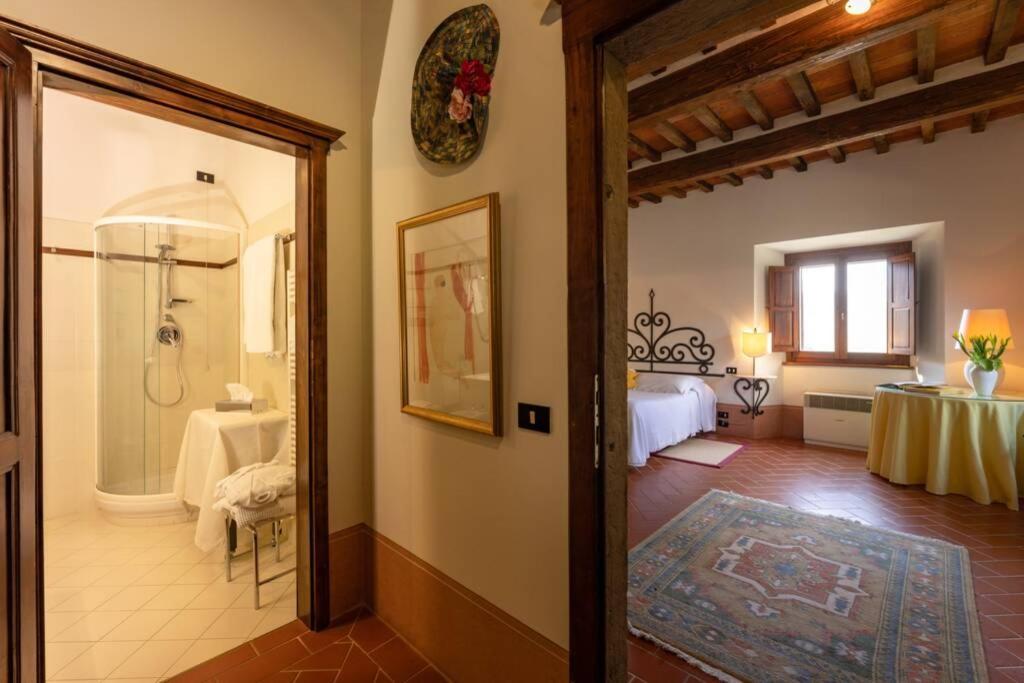 Il comprend une chambre et une salle de bains pourvue d'une douche. dans l'établissement Borgo San Pietro in Polvano (Canonica), à Polvano