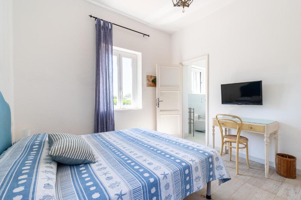 une chambre avec un lit, un bureau et une table dans l'établissement Splendida Villa con vista mozzafiato e piscina, à Terrasini 24 autres photos