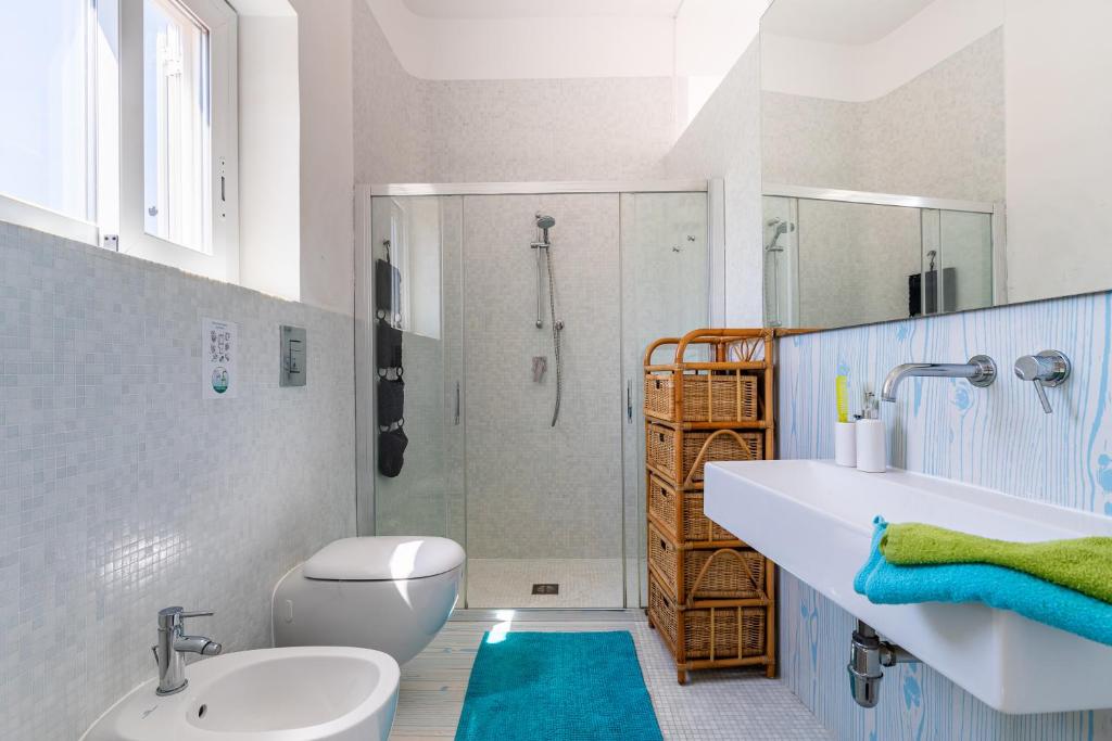 une salle de bain avec un lavabo, des toilettes et une douche dans l'établissement Splendida Villa con vista mozzafiato e piscina, à Terrasini