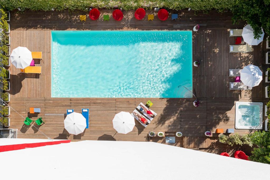 une vue aérienne d'une piscine avec des parasols dans l'établissement Hotel Rainbow ***S, à Rimini 43 autres photos