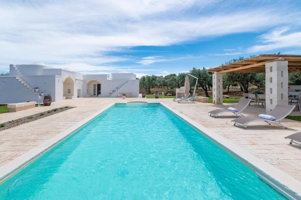 une image d'une piscine dans une villa dans l'établissement Villa Saracena, à Ostuni