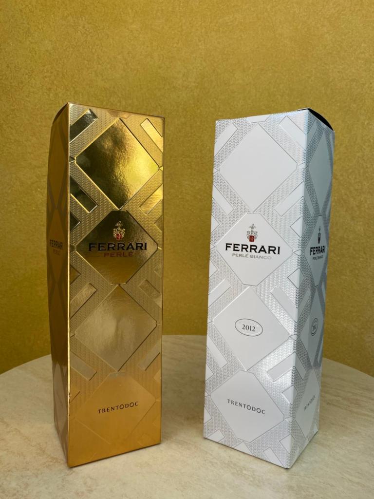 une boîte d'or et de blanc à côté d'un mur jaune dans l'établissement Dea Della Salute Hotel, à Bellaria-Igea Marina