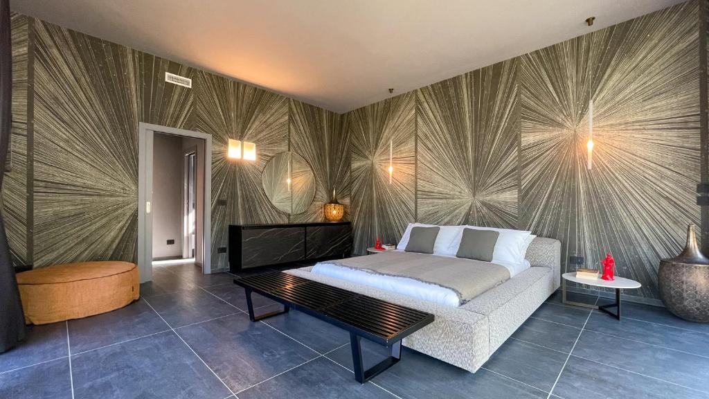 - une chambre avec un lit et une table basse dans l'établissement Villa Flora, à Depressa