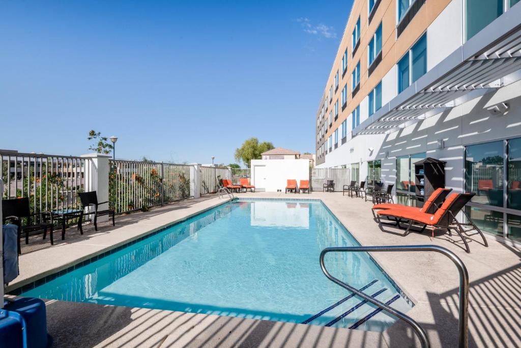 Holiday Inn Express & Suites - Phoenix - Airport North, an IHG Hotel Image