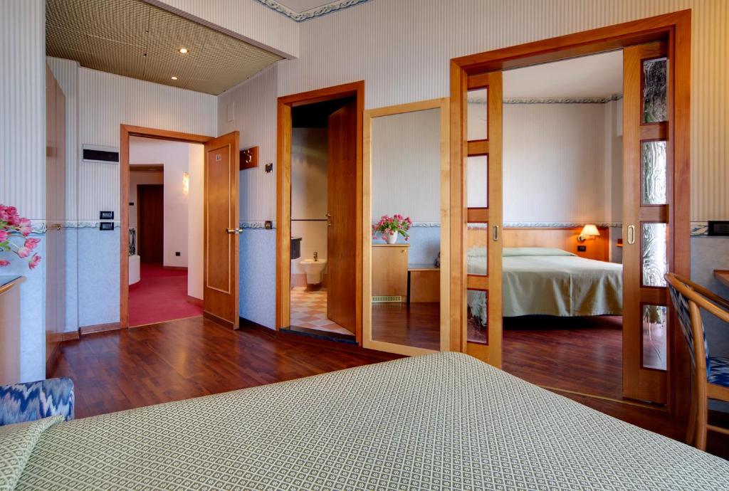 - une chambre avec un lit et une chambre avec un lit dans l'établissement Hotel Palace, à Senigallia