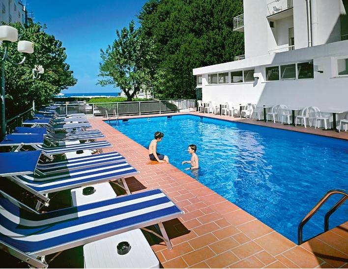 2 enfants jouant dans la piscine d'un hôtel dans l'établissement Hotel London, à Cattolica