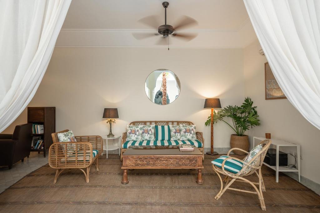 un salon avec un canapé et des chaises dans l'établissement Riad D'ari, à Marrakech