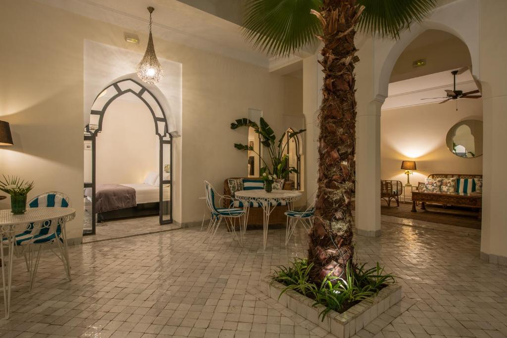 une chambre avec un palmier dans l'établissement Riad D'ari, à Marrakech