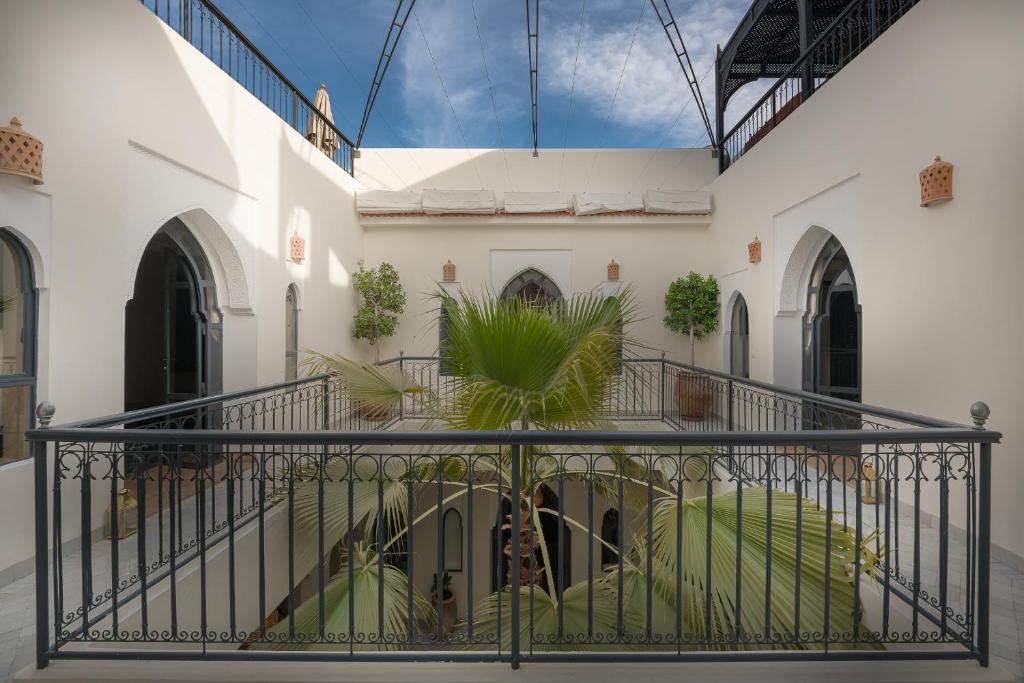 d'un balcon avec des plantes. dans l'établissement Riad D'ari, à Marrakech