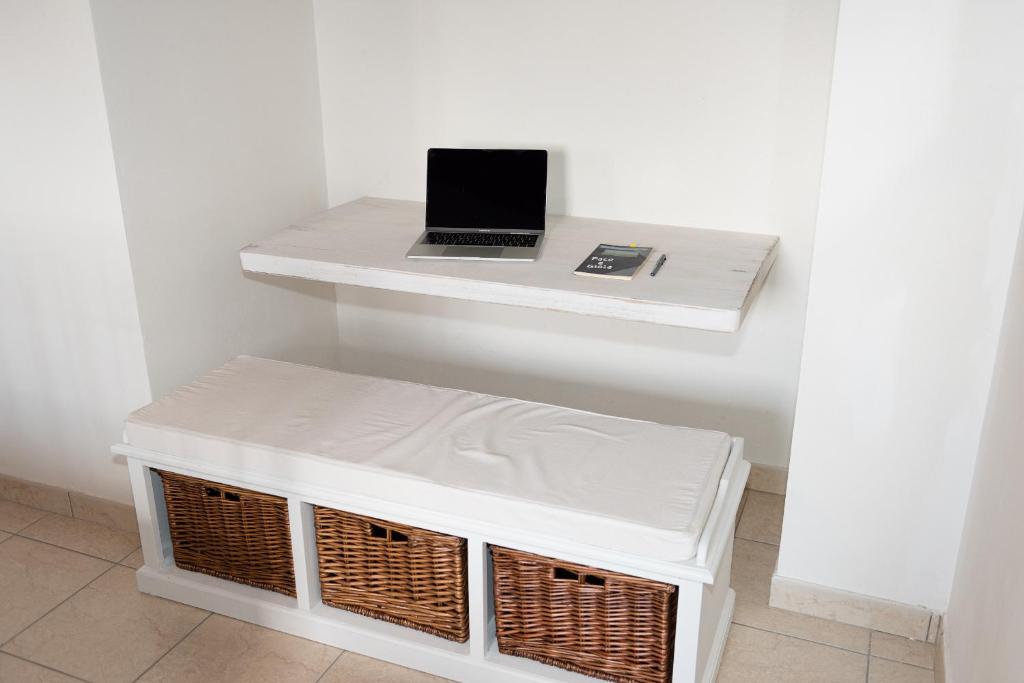 - une table blanche avec un ordinateur portable dans l'établissement Casa Pace e Gioia, à Tolentino