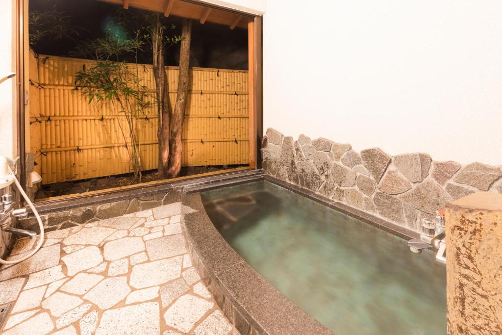 - un bain à remous dans une chambre avec fenêtre dans l'établissement Yushintei, à Hakone