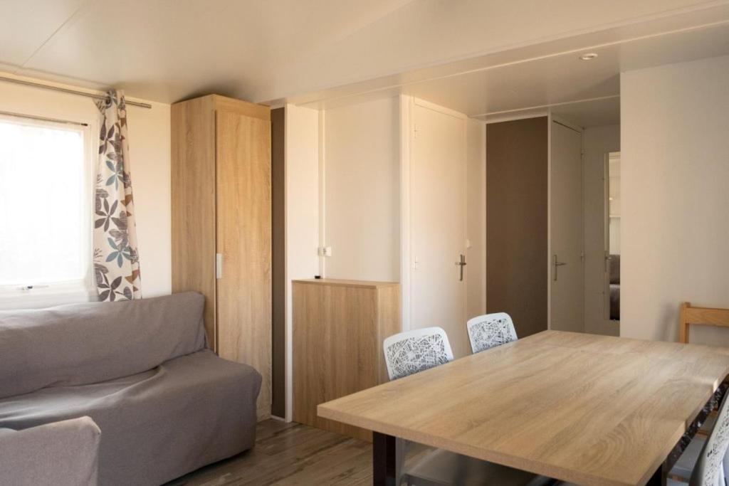 un salon avec une table et un canapé dans l'établissement borddemer hôtellerie de plein air, à Saint-Michel-Chef-Chef