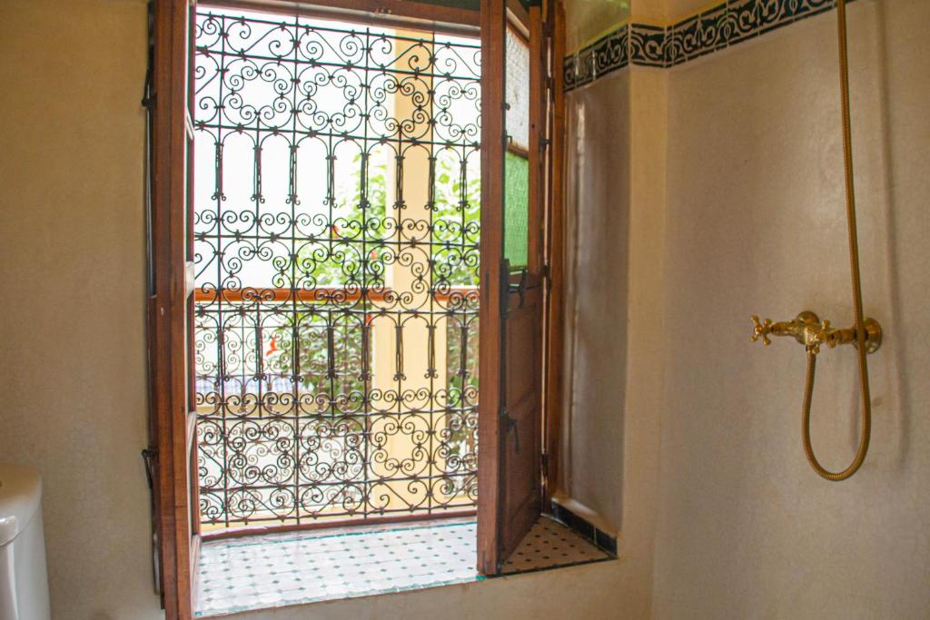 La salle de bains est pourvue d'une douche. dans l'établissement Riad Dar Tamlil, à Marrakech