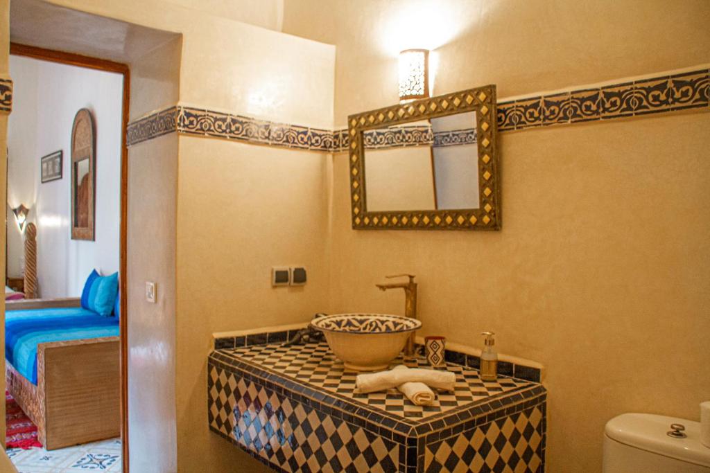 une salle de bain avec un lavabo et un miroir dans l'établissement Riad Dar Tamlil, à Marrakech