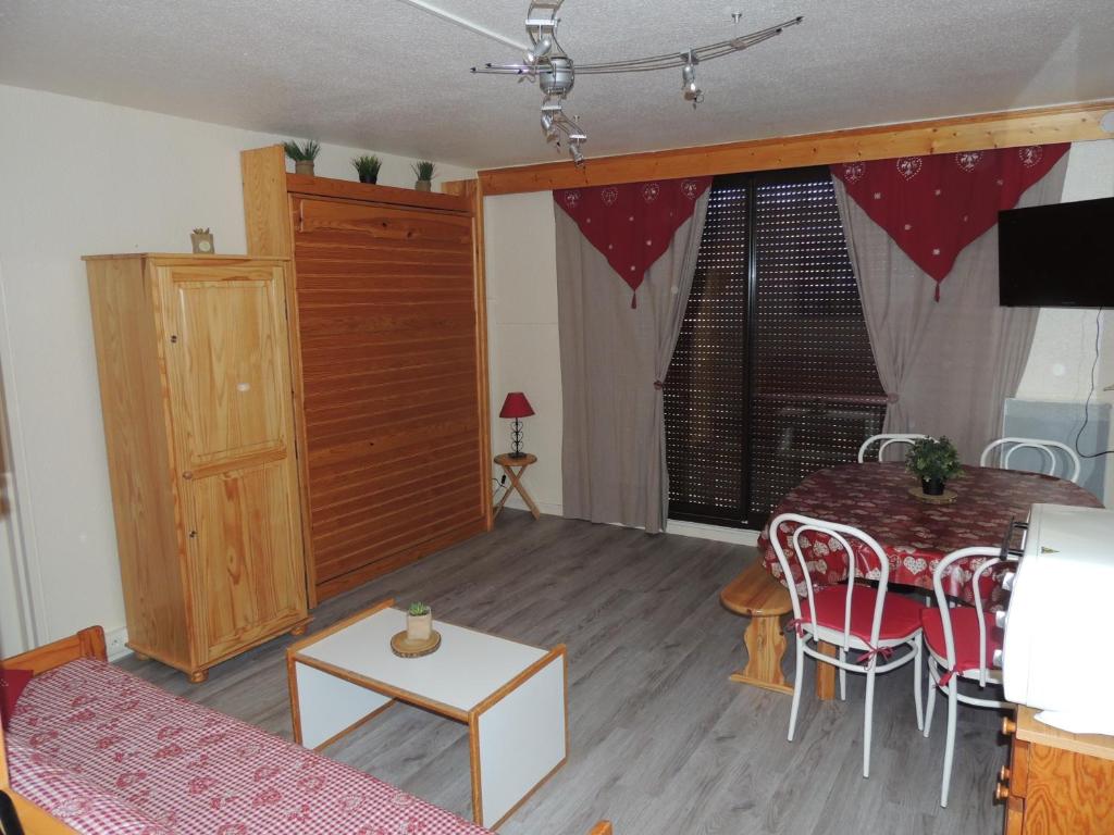 un salon avec une table et une salle à manger dans l'établissement F2 Le Corbier aux pieds des pistes, commerces et esf, au Corbier