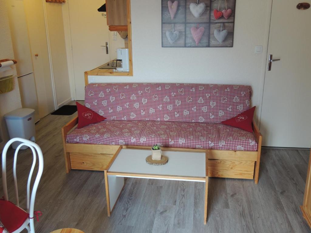 un salon avec un canapé et une table dans l'établissement F2 Le Corbier aux pieds des pistes, commerces et esf, au Corbier