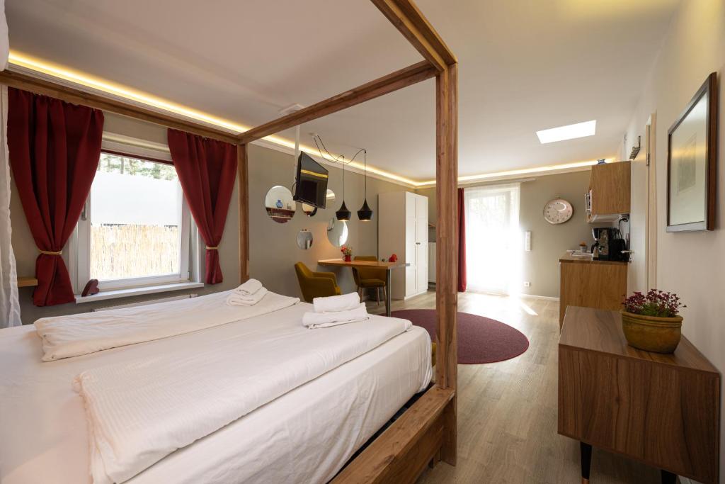 Little Suite Apartments 7