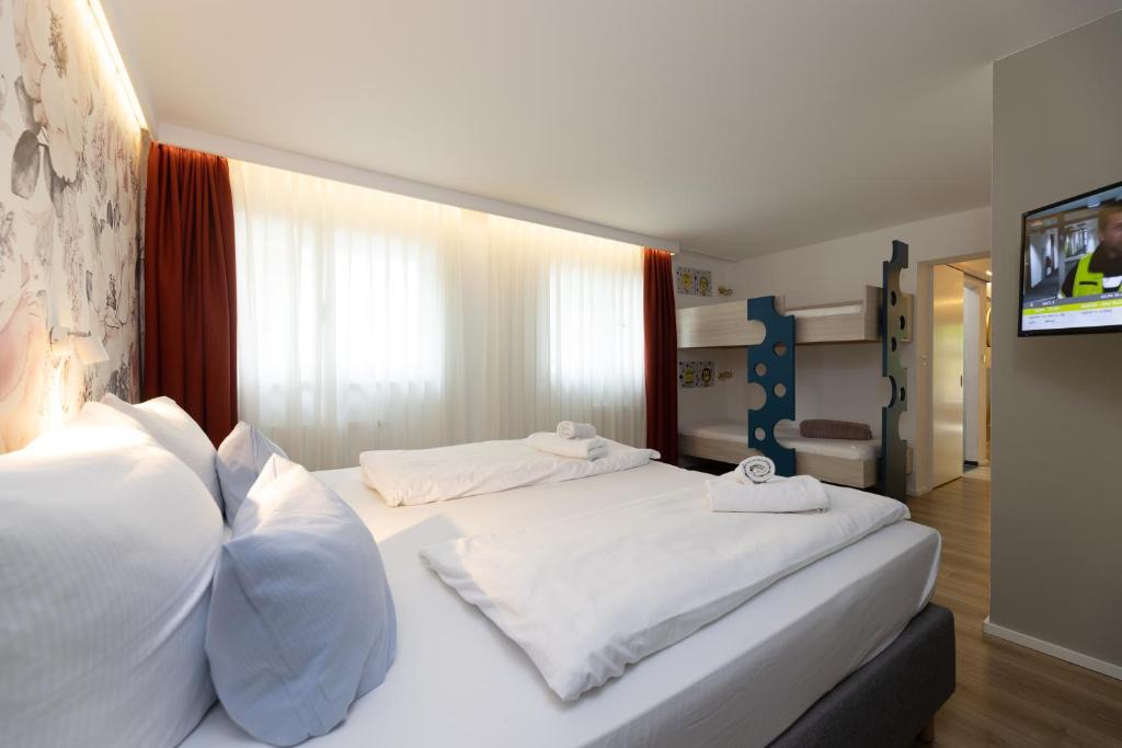 Little Suite Apartments 6