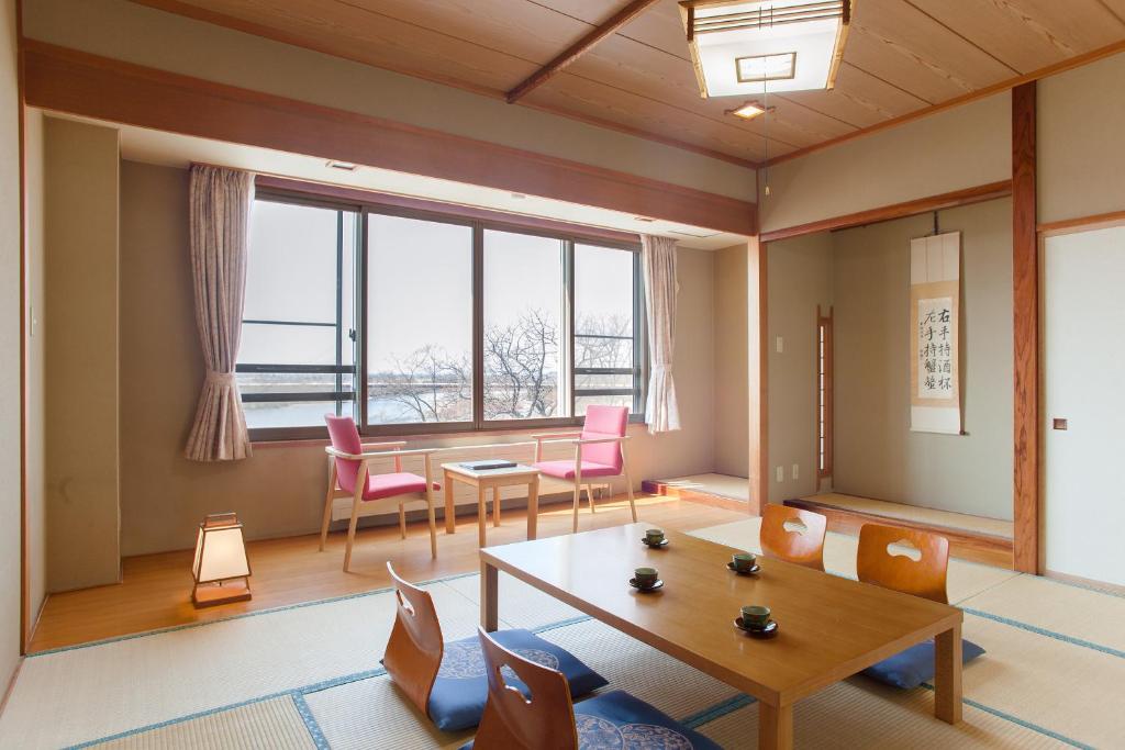 un salon avec une table et des chaises dans l'établissement Kangetsuen, à Otofuke