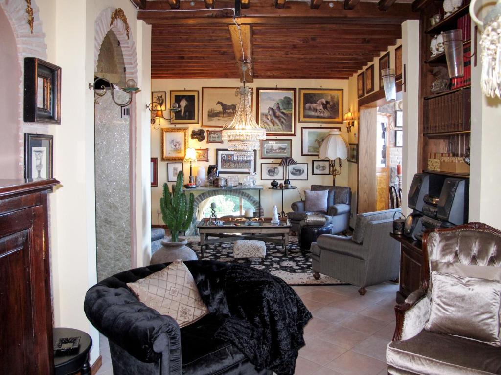 un salon avec un canapé et une cheminée dans l'établissement Villa Capo Corso by Interhome, à Corsanico-Bargecchia