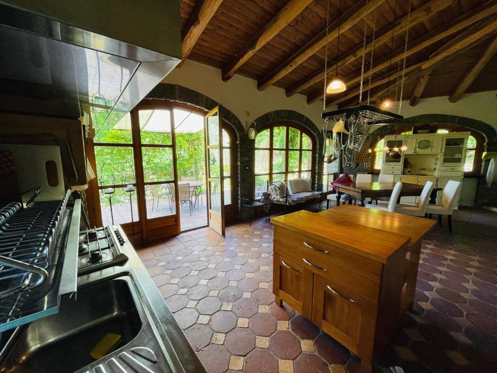 une cuisine avec une cuisinière et un comptoir dans l'établissement Mulino Gorretta Langhe House with swimming pool, à Torre Bormida