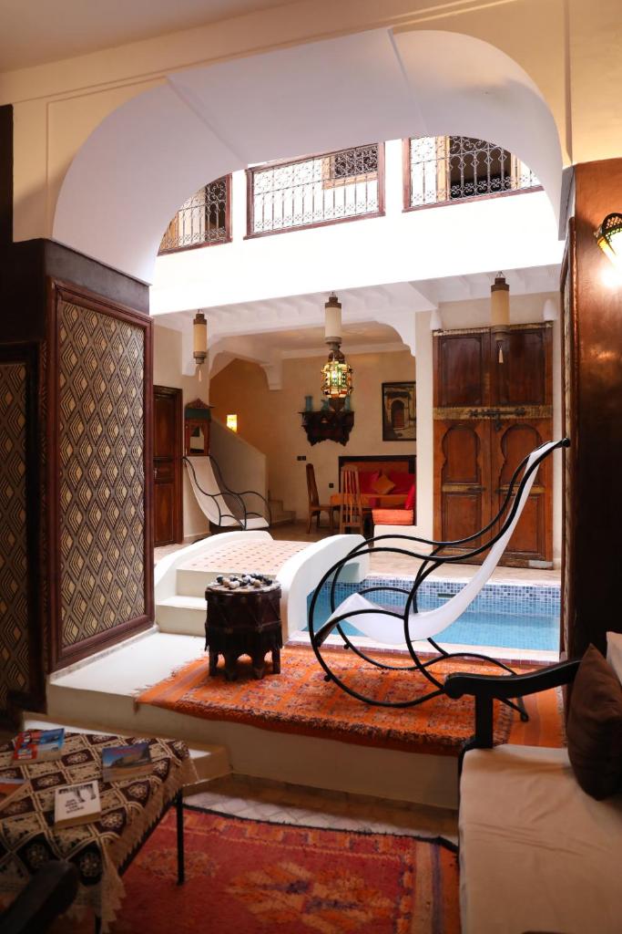 une chambre avec un lit et un salon dans l'établissement Riad Sidi Mimoune & Spa, à Marrakech