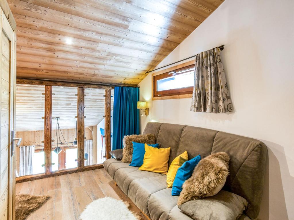 un salon avec un canapé et une fenêtre dans l'établissement Apartment Grand Roc - Val Claret-2 by Interhome, à Tignes