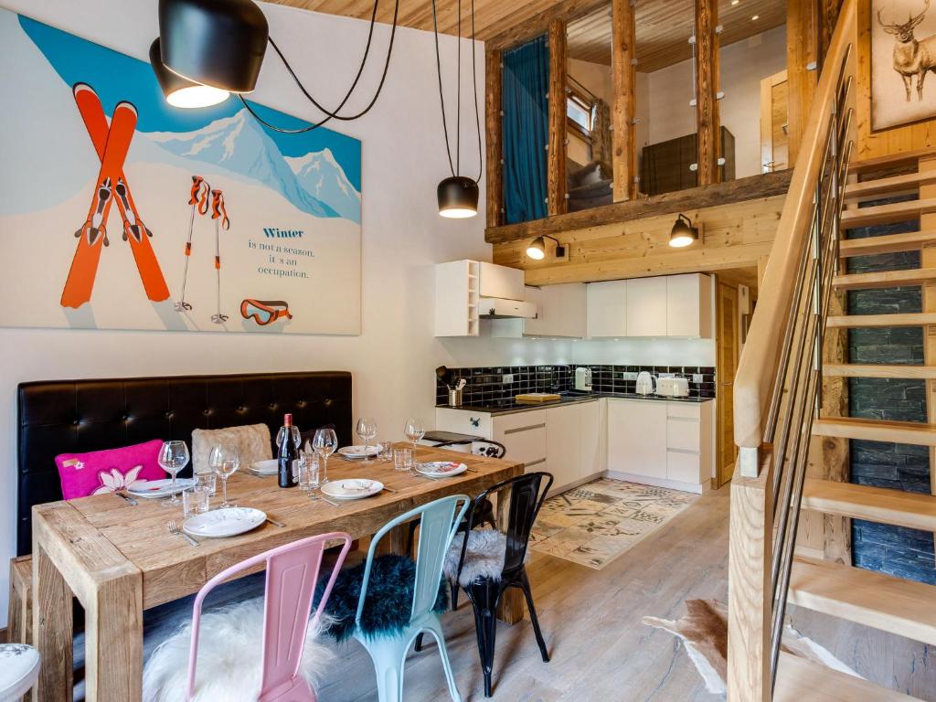 une cuisine et une salle à manger avec une table et des chaises en bois dans l'établissement Apartment Grand Roc - Val Claret-2 by Interhome, à Tignes