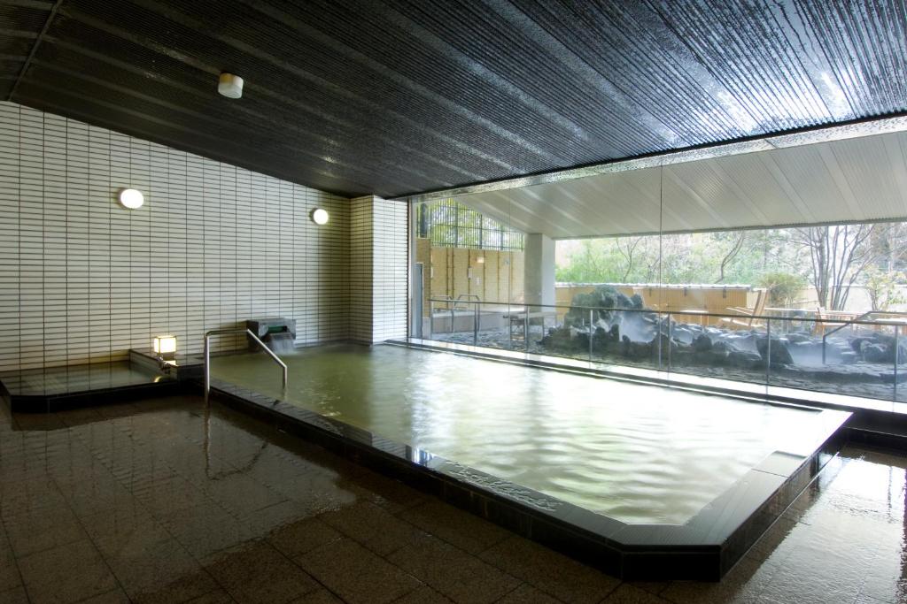 - une piscine d'eau dans une chambre dotée d'une grande fenêtre dans l'établissement Nikko Senhime Monogatari, à Nikkō