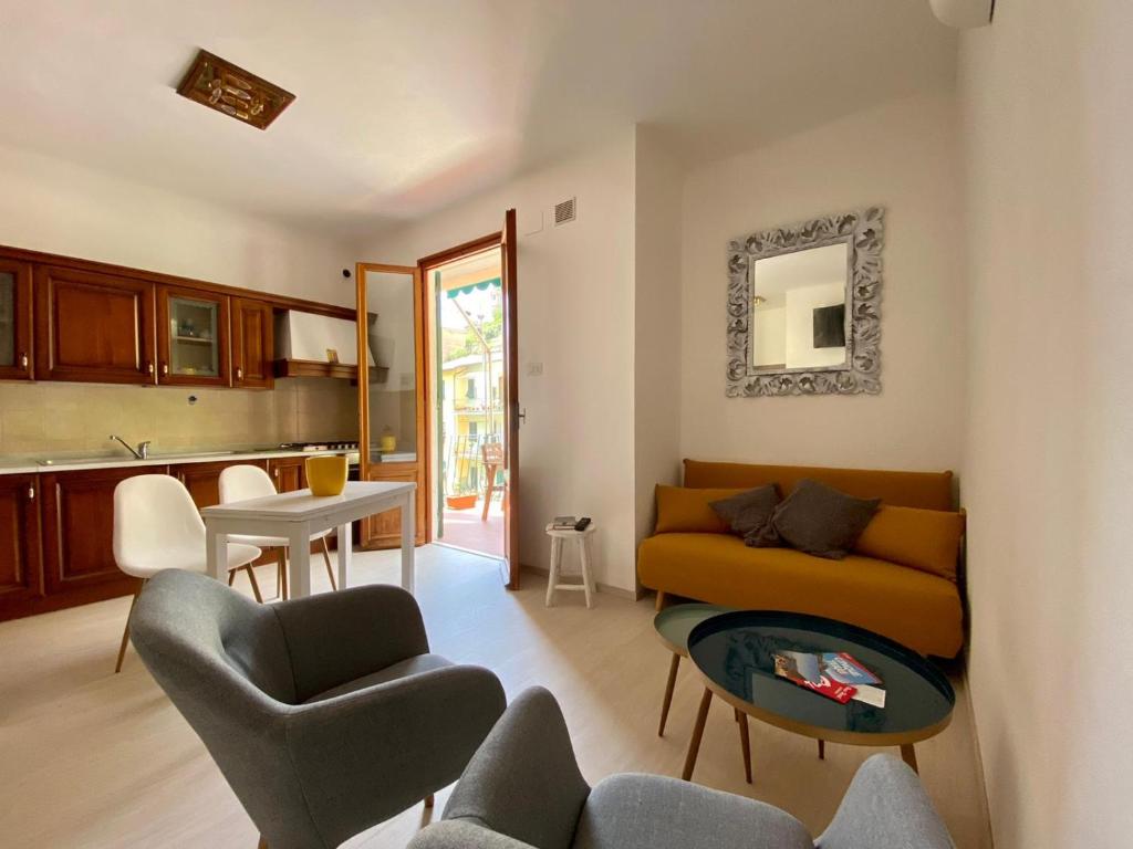 un salon avec un canapé et une table dans l'établissement Oasi Hotel, à Levanto