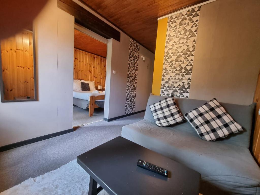 un salon avec un canapé et une table dans l'établissement Hotel Le Beau Site, à Auris 31 autres photos