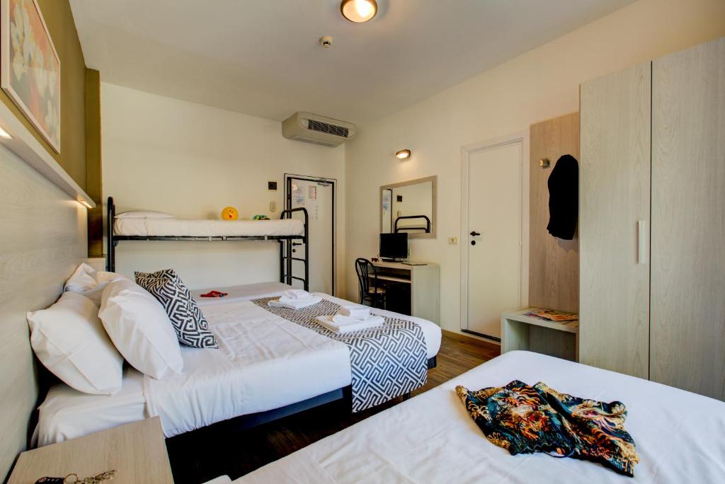 - une chambre avec 2 lits et un bureau dans l'établissement Hotel Christian Ideale Per Famiglie, à Riccione 122 autres photos